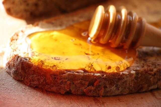 La miel sobre pan (Miel líquida y brillante).jpg